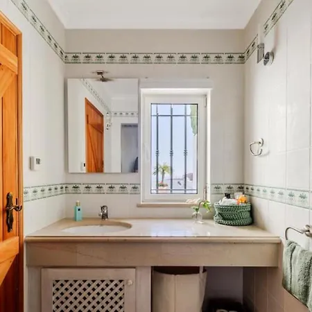 Lejlighed Beautiful 5 Bedroom With Panoramic Sea Views *