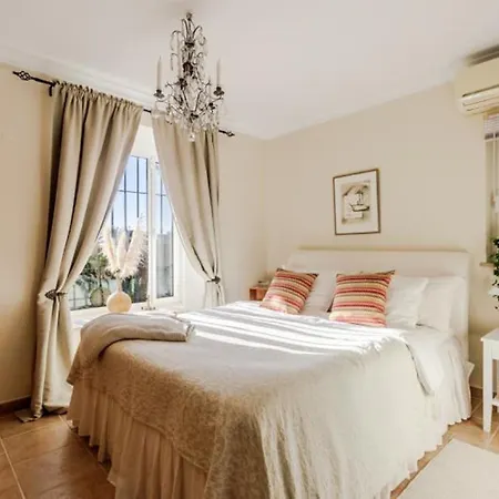 Beautiful 5 Bedroom With Panoramic Sea Views *