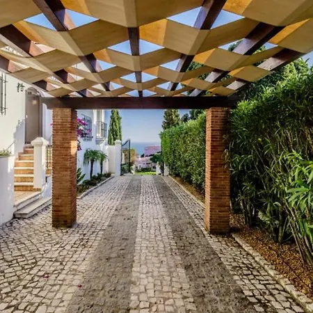 Beautiful 5 Bedroom With Panoramic Sea Views شقة *
