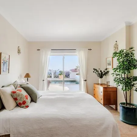 Beautiful 5 Bedroom With Panoramic Sea Views شقة